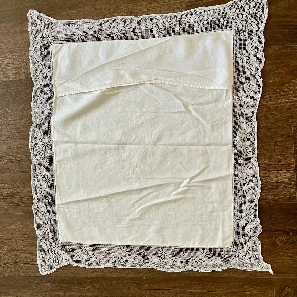 White Lace Trimmed Tablecloth 22/24 inches